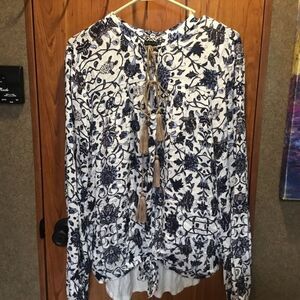 NWOT. Signature Studio Brand Women’s Size XL White & Blues IKAT Tunic Top